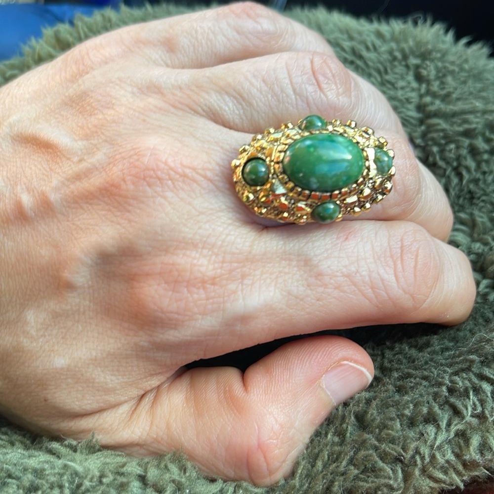Elegant Green Stone Ring - Picture 7 of 13